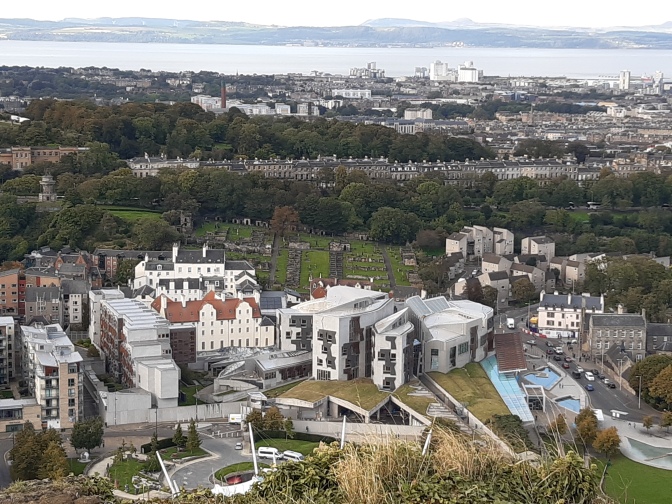 Blick vom Arthur's Seat auf das Scottish Parlament Buildung; links die Rückseite von Queensberry House
