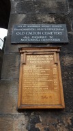 Schild am Eingang zum Old Calton Cemetery. Dr. Jean Burchill stößt hier auf eine heiße Spur im Zusammenhang mit den Holzsärgen.